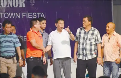  ?? SUNSTAR FOTO / AMPER CAMPAÑA ?? TOWN VISIT. President Rodrigo Duterte (third from right) is welcomed by town mayors led by Tabogon Mayor Zigfred Duterte (second from right). The two Dutertes are cousins.