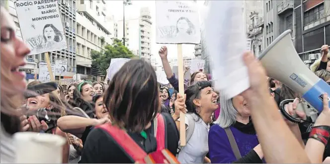  ??  ?? EN LUCHA. Ellas, las que están vivas, salieron a la calle para reclamar el derecho a la igualdad, para denunciar las injusticia­s que padecen día a día y para recordar a las que ya no están.