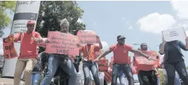  ?? Picture: Tracy Lee Stark ?? SAYING NO: Cosatu members yesterday picket outside the SABC against planned staff retrenchme­nts.