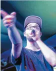  ?? Archivfoto: Andreas Brücken ?? Mark Forster war bereits 2015 zu Gast in Ulm: Damals trat er im Ulmer Zelt auf. Ein aktuelles Bild vom Konzert am Samstag gibt es leider nicht: Der Presse war es nicht erlaubt, den Sänger abzulichte­n.