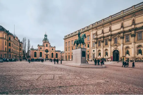  ??  ?? People outside the Royal Palace of Stockholm.