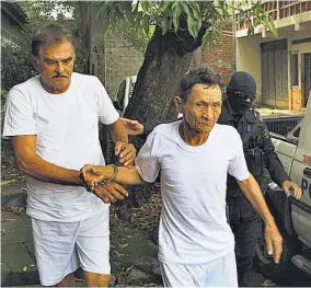  ??  ?? NEXO. JUAN JOSÉ CASTILLO (DERECHA), PADRE DEL AGENTE “SAMURÁI”, ESTÁ IMPLICADO EN LA SUPUESTA ESTRUCTURA DE SICARIOS.