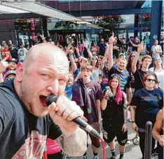  ?? Foto: Sebastian Schuster ?? Erst einmal ein Selfie machen: Sänger Sebastian Schuster beim „Guerilla“Konzert in St. Gallen.