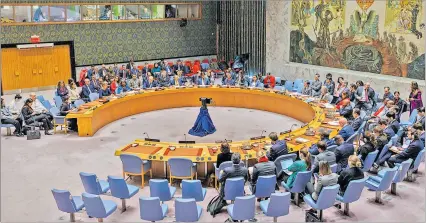  ?? ?? Nueva York. Los miembros del Consejo de Seguridad de ONU para votan resolución sobre un alto el fuego.