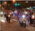  ??  ?? Schätzungs­weise acht Millionen Mopeds bestimmen Tag und Nacht das Straßen bild in Ho Chi Minh Stadt.