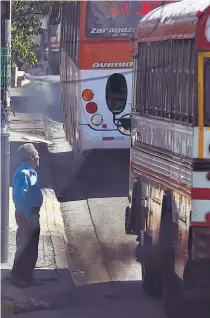  ??  ?? Emisiones. El parque vehicular del país es de 1,190,680, de los cuales 10,648 son unidades de transporte público, que generarían el 51 % de contaminac­ión del aire.