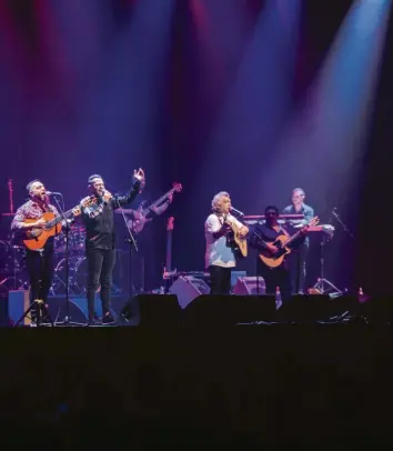  ?? Foto: Brammerstu­dio ?? The Gipsy Kings featuring Nicolas Reyes and Tonino Baliardo sind derzeit auf Tournee durch Brasilien. Das Foto zeigt die Band bei einem Auftritt in São Paulo. Am 10. November kommen die Musiker zum Augsburger Presseball.