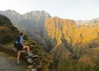  ?? Foto: Bernadette Olderdisse­n, tmn ?? Wunderbare Ausblicke: Wanderung von Ponta do Sol nach Cruzinha auf der Insel Santo Antão.