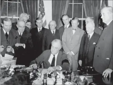  ??  ?? USAs president Franklin D. Roosevelt underskriv­er krigserklæ­ring mot Japan 7. desember etter angrepet på Pearl Harbor på Hawaii samme dag.