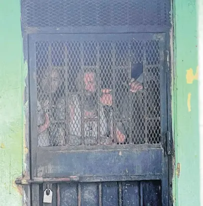  ?? CONTRIBUTE­D ?? JR Smith in a holding cell in Belize before he was transferre­d to prison.