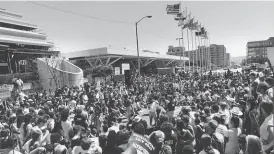  ?? STEVE RINGMAN / THE CHRONICLE ?? Crowds line up outside the Moscone Center waiting for the gates to open at the Sixth Internatio­nal AIDS Conference in June 1990.