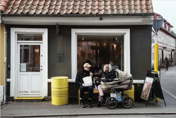  ?? FOTO: MORTEN LAU-NIELSEN ?? Rasmus Minor Petersen og Trine Bruun Andersen nyder maden for første gang foran butikken.