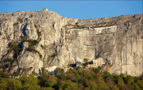  ??  ?? Dans le massif de la Sainte-Baume, la grotte de sainte Marie-Madeleine et le Saint-Pilon.