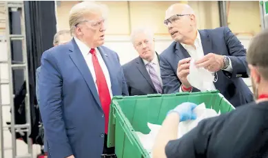  ?? Afp ?? VISITA. El presidente Donald Trump ayer en una fábrica de mascarilla­s en Phoenix, Arizona.