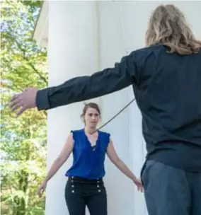  ?? FOTO PATRICK DE ROO ?? Maud Vanhauwaer­t en mentalist Kurt Demey plooien een ijzeren staaf met hun luchtpijp in de belvedère van Park Sorghvlied­t.