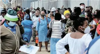  ?? Picture: WERNER HILLS ?? CLOSE QUARTERS: Hundreds of people line the pavement outside the North End offices of the department of home affairs