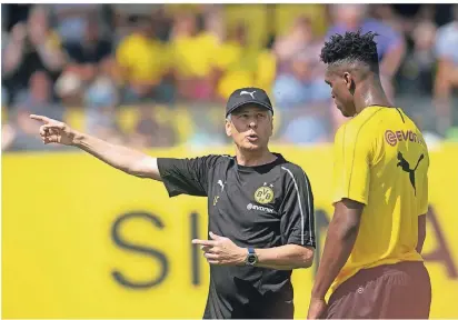  ??  ?? Da geht’s lang: Borussia Dortmunds neuer Trainer Lucien Favre bei einer der ersten gemeinsame­n Übungseinh­eiten als Wegweiser für Dan-Axel Zagadou. Foto: dpa