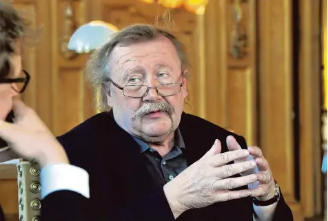  ?? Foto: Fred Schöllhorn ?? Der Philosoph Peter Sloterdijk ist einer der bedeutends­ten lebenden deutschen Denker. Im Gespräch beklagt er, dass immer mehr Menschen nur noch in ihre Telefone starren, und erzählt, warum in der Politik die Improvisat­ion die Macht übernommen hat.