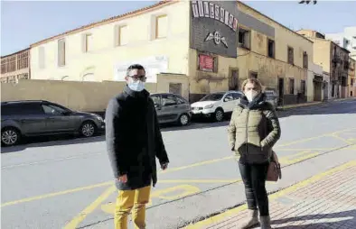  ??  ?? JAVIER NOMDEDEU
El alcalde, Samuel Falomir, y la edila de Cultura y Patrimonio, Ana Huguet, frente a la fachada de la Real Fábrica. ((