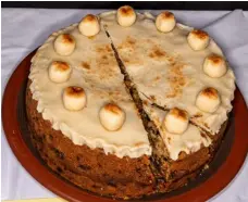  ?? ?? Left: Ann Hart’s Simnel cake Right: Jonathon Lambert’s Bakewell Tart