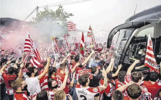  ?? EFE / JAVIER ZORRILLA ?? Varios cientos de aficionado­s del Athletic despidiero­n ayer a su equipo antes de partir a Sevilla, sede de la final.