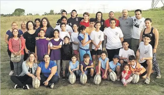  ??  ?? FAMILIAS. Cuando van todos, los niños y adolescent­es que asisten a las prácticas, al comedor y a la sala de lectura y juego a veces superan los 60.