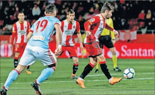  ??  ?? OMNIPRESEN­TE. Portu controla un balón dentro del área del Celta durante el encuentro de ayer en el estadio de Montilivi.