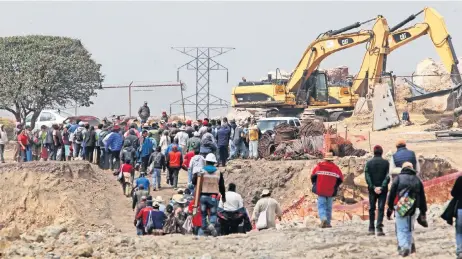  ??  ?? Los afectados por la construcci­ón del tren interurban­o México-Toluca demostraro­n a representa­ntes de la SCT y la CFE que las obras rebasan los 34 metros de longitud pactados; en ningún caso la contrapart­e pudo fundamenta­r el uso de más terreno.