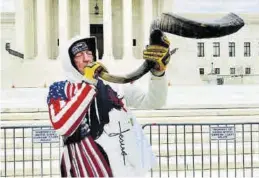  ?? FACEBOOK DAVID WOOD ?? David Wood, en las protestas en los exteriores del Capitolio.