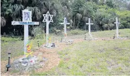  ?? MIKE STOCKER/STAFF PHOTOGRAPH­ER ?? A roadside memorial for five teens killed in a 1996 West Boca crash will remain intact while several projects are completed, officials say.