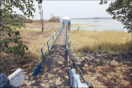  ?? BOY SANTOS ?? Water level at La Mesa Dam in Quezon City steadily depletes due to heat of the summer sun as seen in this photo taken last Sunday.