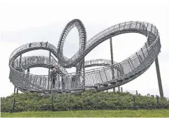  ?? FOTO: HANS-JUERGEN BAUER ?? Die Skulptur Tiger & Turtle hat sich zu einem beliebten Ausflugszi­el entwickelt, das auch nachts besucht werden kann.