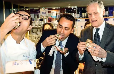  ??  ?? A Roma Il ministro degli Esteri Luigi Di Maio, 33 anni, con l’ambasciato­re francese in Italia Christian Masset, 63, e il maestro pizzaiolo Gino Sorbillo, 45