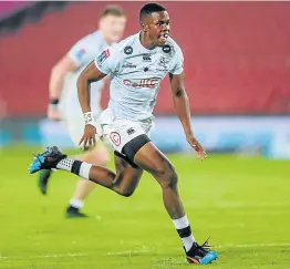  ?? Picture: GALLO IMAGES/CHRISTIAAN KOTZE ?? MAGICAL TOUCH: Sharks’ Aphelele Fassi in action during the Super Rugby match against the Lions at Emirates Airline Park in Johannesbu­rg.
