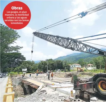  ?? FOTOS: MELVIN CUBAS ?? AVANCE. El puente sobre la quebrada Miramelind­a avanza, el personal colocó la semana pasada tres de las cinco vigas de 28 metros de longitud.