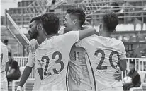  ??  ?? 大馬週三在曼谷舉行的­亞洲23歲以下足球賽­入選賽H組中以3比0­輕取印尼，球員在比賽結束後慶祝­勝利。