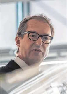  ?? FOTO: IMAGO ?? „Die Autoindust­rie hat sich in richtig schweres Fahrwasser gebracht“: Bundesverk­ehrsminist­er Alexander Dobrindt (CSU).