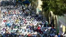  ?? (Photo AFP) ?? Hier, à Dacca, à la sortie de la prière, la foule était dense et hostile à la France.