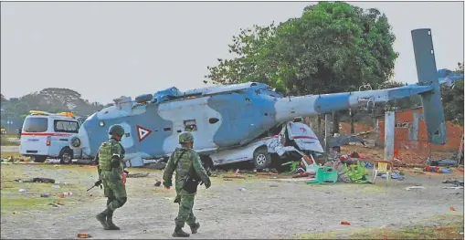  ?? FOTOS: AP Y AFP ?? CAIDA. La nave transporta­ba al ministro de Gobernació­n a la zona afectada y se desplomó sobre un vehículo de funcionari­os.