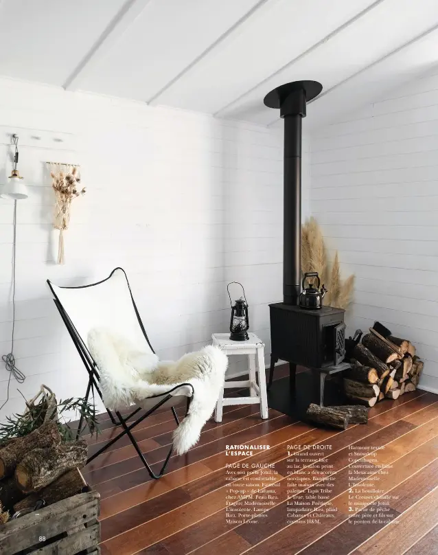  ??  ?? RATIONALIS­ER L’ESPACE
PAGE DE GAUCHE Avec son poêle Jotul, la cabane est confortabl­e en toute saison. Fauteuil « Pop-up » de Lafuma, chez AMPM. Peau Ikea. Étagère Mademoisel­le L’insolente. Lampe Ikea. Porte-plantes Maison Léone. PAGE DE DROITE 1. Grand ouvert sur la terrasse face au lac, le salon peint en blanc a des accents nordiques. Banquette faite maison avec des palettes. Tapis Tribe & True, table basse La Maison Poétique, lampadaire Ikea, plaid Cabanes et Châteaux, coussins H&M, Harmony textile et Snowdrop Copenhagen. Couverture en laine la Mexicaine chez Mademoisel­le L’Insolente.
2. La bouilloire Le Creuset chauffe sur le minipoêle Jotul.
3. Partie de pêche entre père et fils sur le ponton de la cabane.