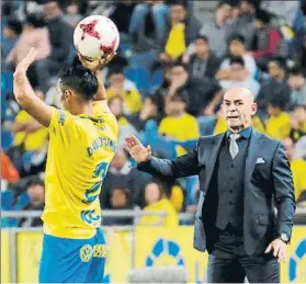  ?? FOTO: EFE ?? Paco Jémez pide calma a David Simón Las Palmas mostró signos de mejoría