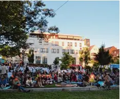  ?? Foto: Anna Starker ?? Der laue Sommeraben­d lockte Hunderte Schwabmünc­hner in den Stadtgarte­n, um gemeinsam das Open Air Kino zu genießen.