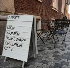  ?? Foto: Theresa Münch, dpa ?? Die Schrift erinnert noch an den Mutterkonz­ern, aber Ableger Arket verfolgt eine völ lig andere Strategie als H&amp;M selbst.