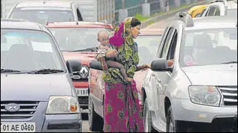  ?? KESHAV SINGH/HT ?? UT adviser Manoj Parida in a recent Twitter appeal to Chandigarh residents had asked them not to give money to beggars at traffic junctions.