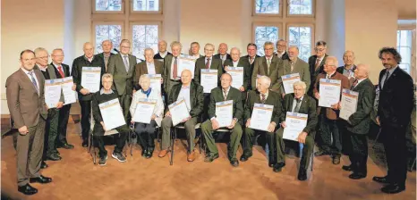  ?? FOTOS: ELKE OBSER ?? Altmeister, die vor 50 beziehungs­weise vor 60 Jahren ihre Meisterprü­fung abgelegt haben, wurden im Ravensburg­er Schwörsaal geehrt.