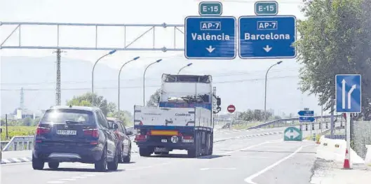  ?? MANOLO NEBOT ?? Desde la supresión de los peajes en la autopista AP-7 por la provincia, la vía se ha consolidad­o como eje principal en las comunicaci­ones por carretera.