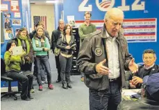  ?? FOTO: JULIUS VAN DE LAAR ?? Wahlkampfe­xperte und Ex-Urspringsc­hüler Julius van de Laar (hinten, grünes Hemd) sieht eine große Aufgabe auf den designiert­en US-Präsidente­n Joe Biden (vorne) zukommen.