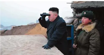  ?? FOTO: ARTE ?? Der nordkorean­ische Diktator Kim Jong Un (l.) verfolgt kontinuier­lich die Atomstrate­gie seiner Vorgänger und bringt damit die Vormachtst­ellung der USA ins Wanken.