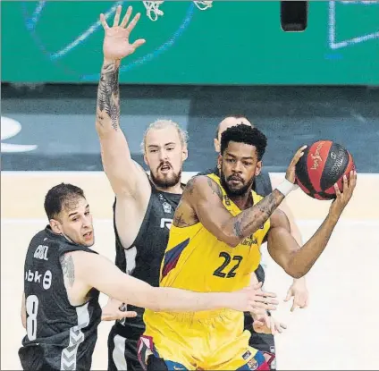  ?? FOTO: EFE ?? Cory Higgins controla un balón, en presencia de Iván Cruz y Onrej Balvin en la zona del Bilbao Basket