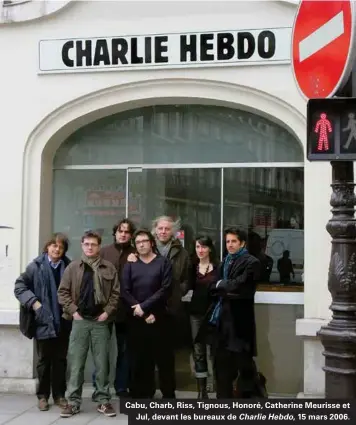 ??  ?? Cabu, Charb, Riss, Tignous, Honoré, Catherine Meurisse et Jul, devant les bureaux de Charlie Hebdo, 15 mars 2006.